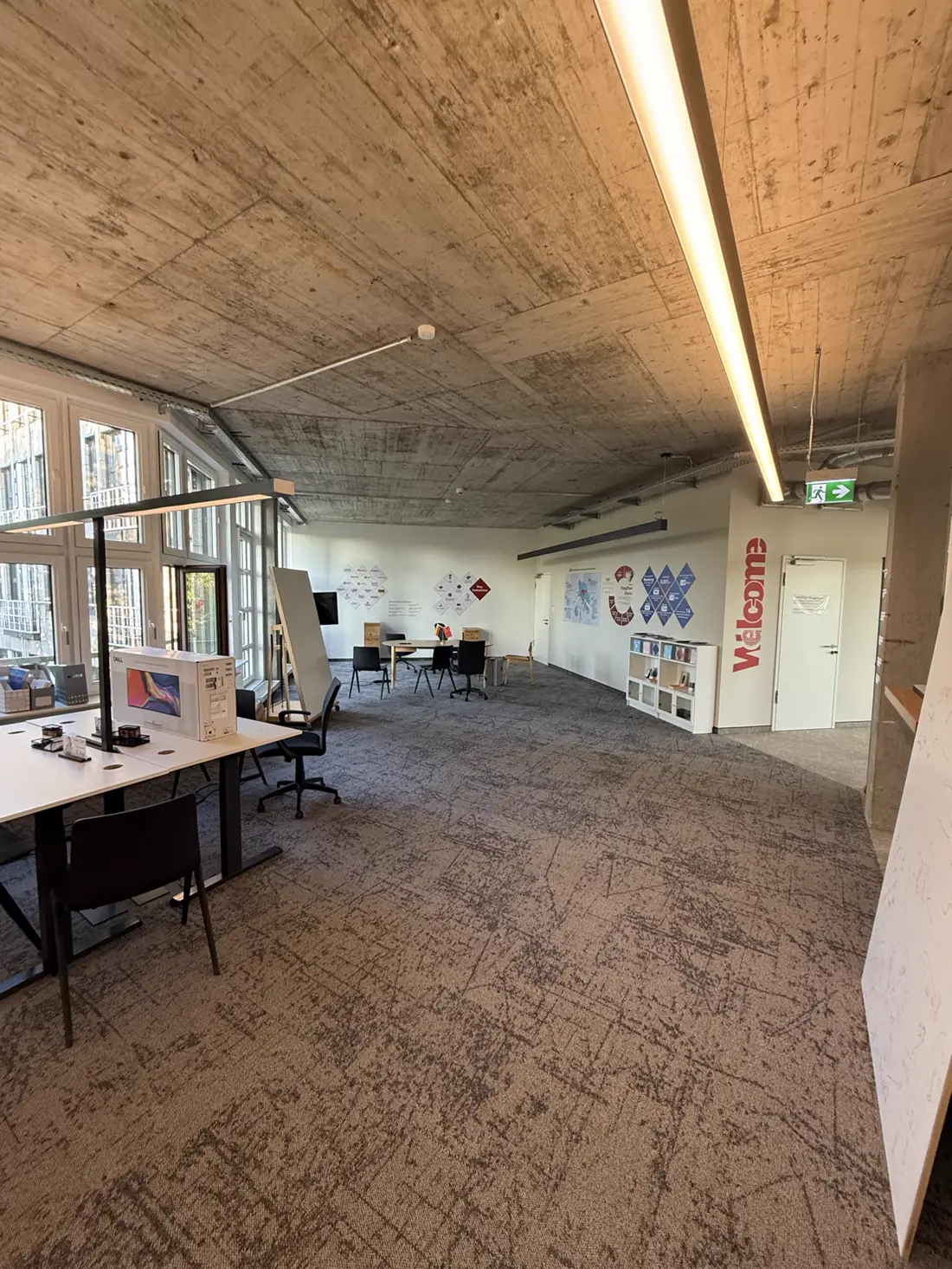 Open Space mit Schreibtischen entlang der Fensterfront