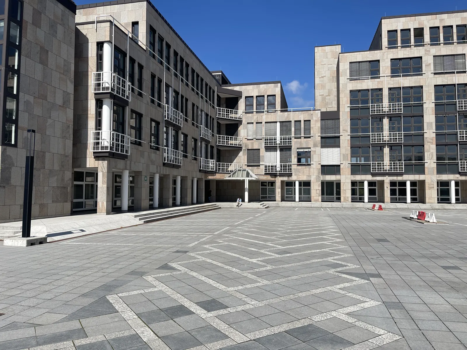 Hof mit Arkaden und hellen Natursteinfassaden