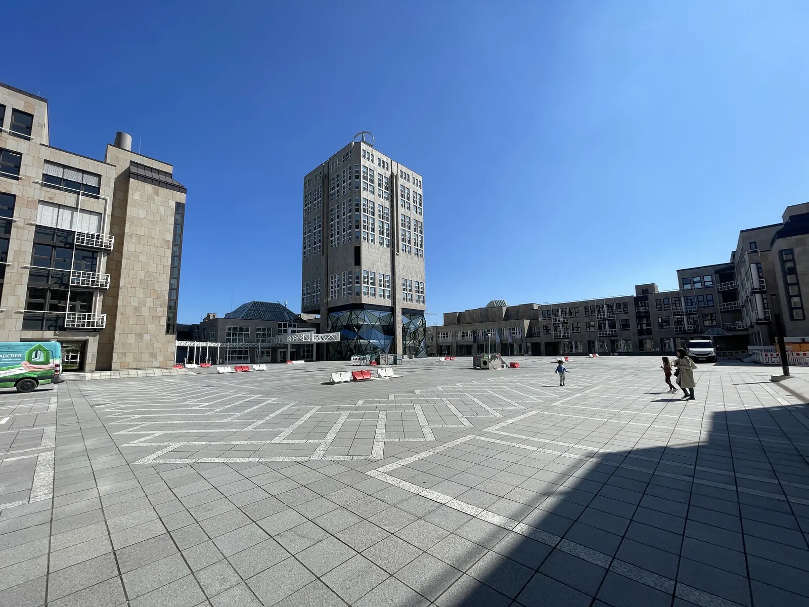 Großer gepflasterter Platz vor der Sternhöhe mit dem Turm in der Mitte